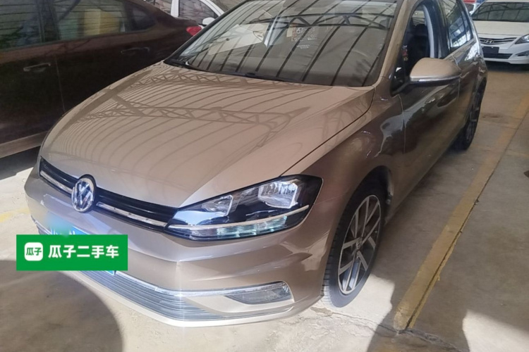 Volkswagen Golf 2018 car image #2