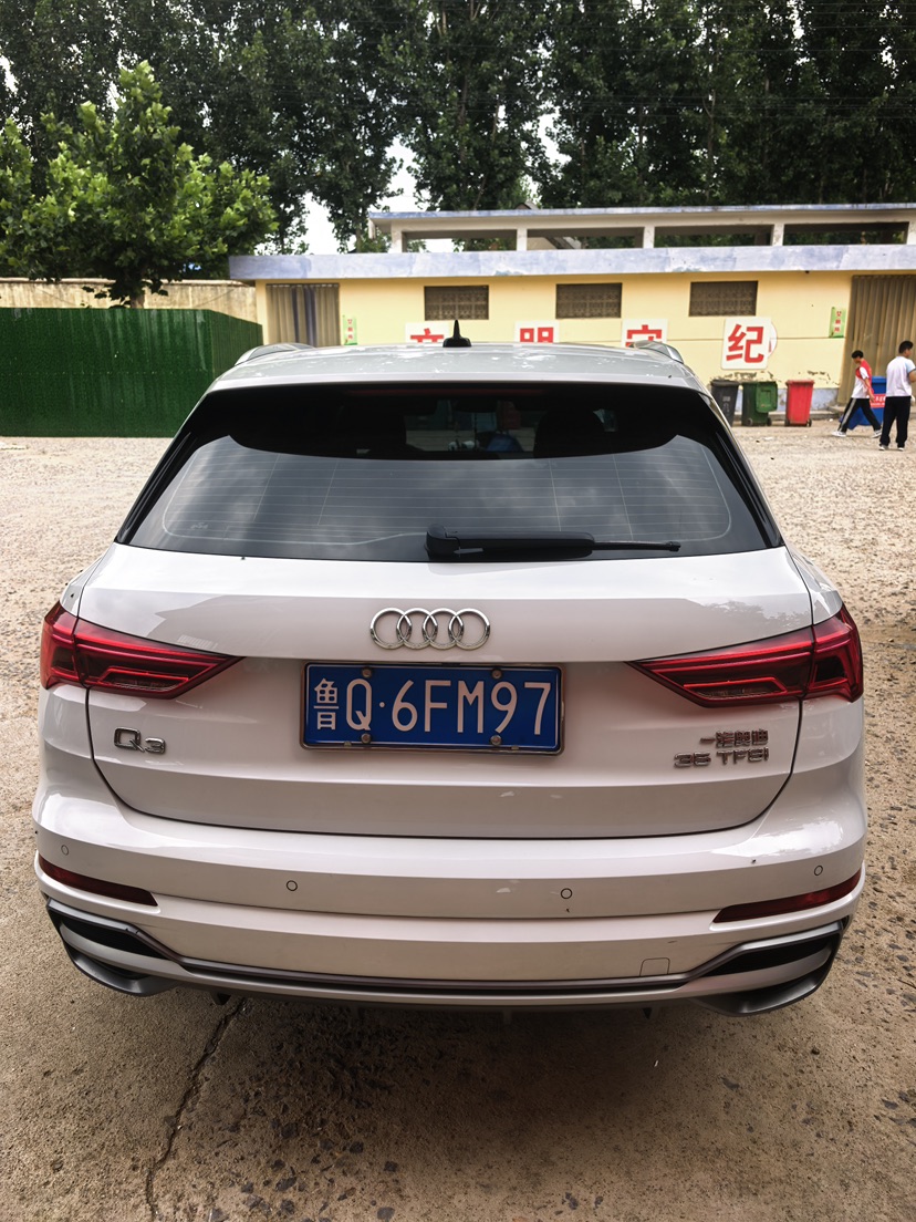 Audi Q3 2022 car image #7