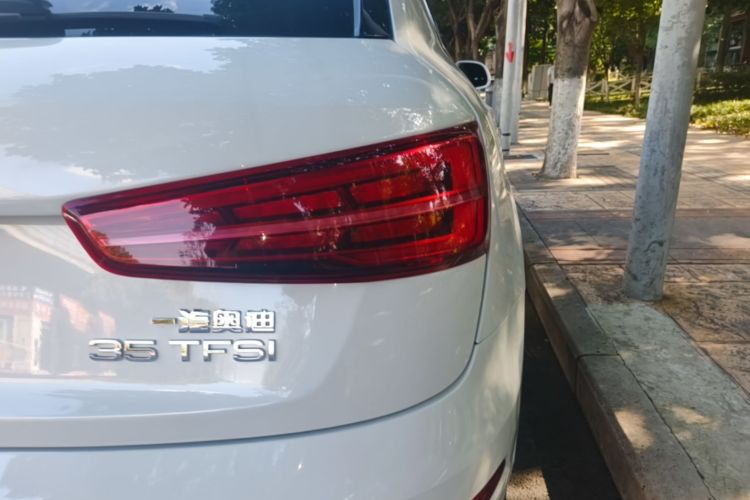 Audi Q3 2017 car image #8