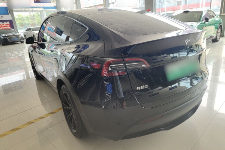 Tesla Model Y 2023 #5 Tesla Model Y 2023 car image #5