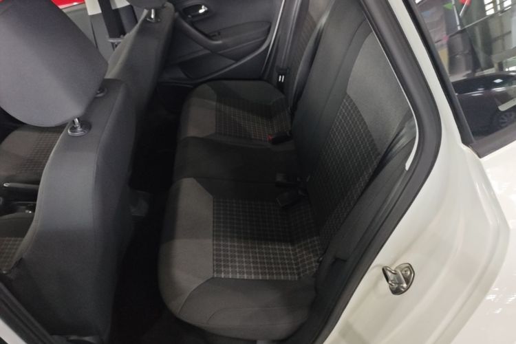 Volkswagen Polo 2018 car image #17