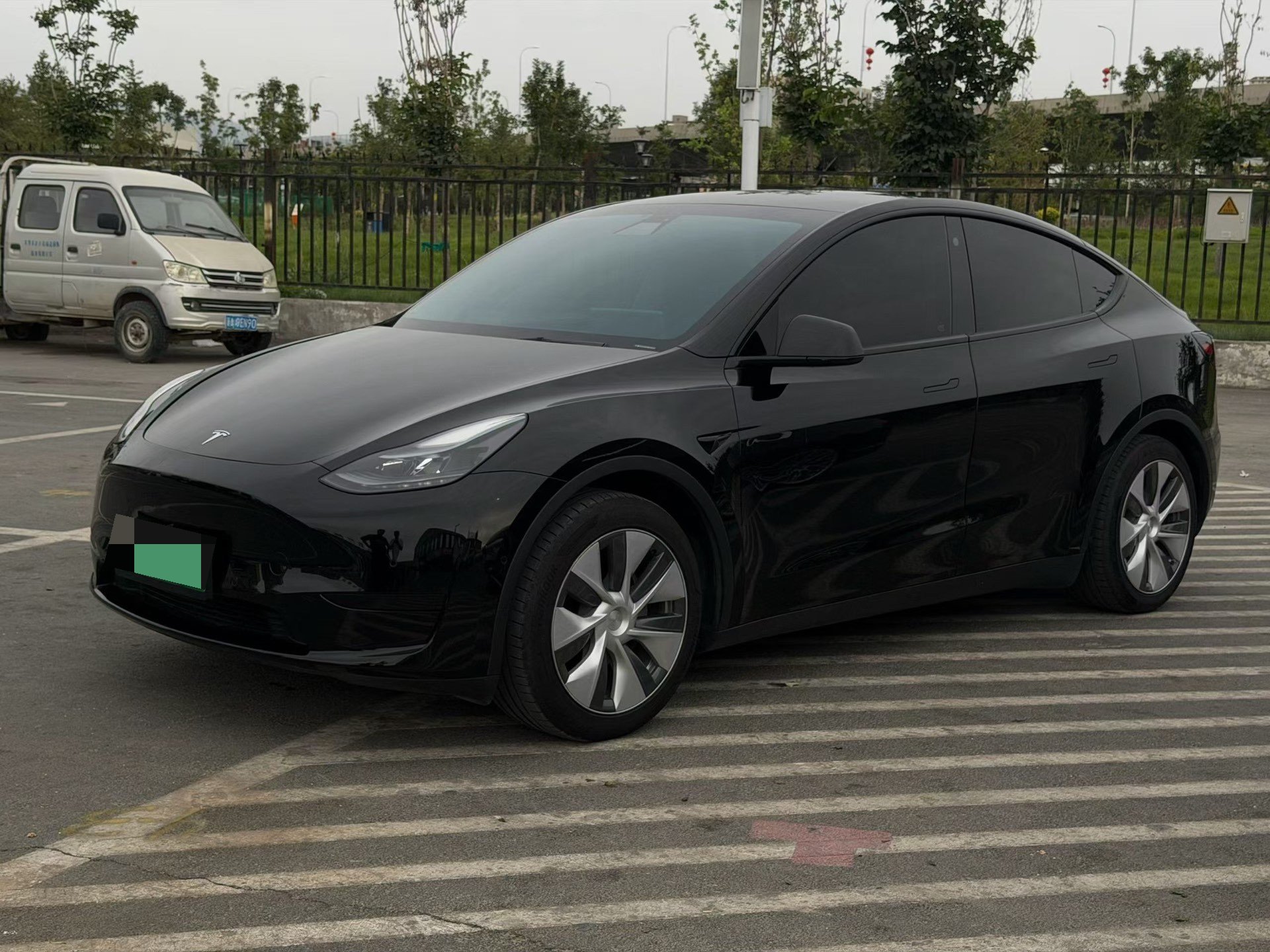 Tesla Model Y 2023 car image 