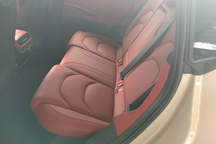 MI SU7 2025 immagine di auto #13