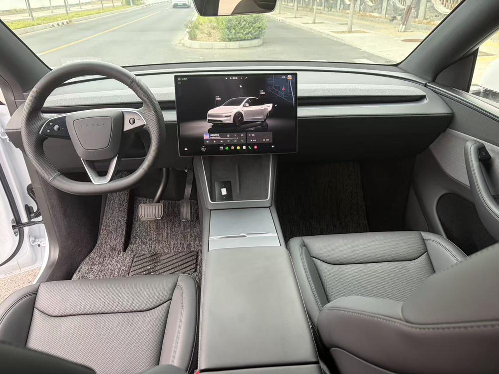 Tesla Model Y 2026 #14 Tesla Model Y 2026 صورة سيارة #14