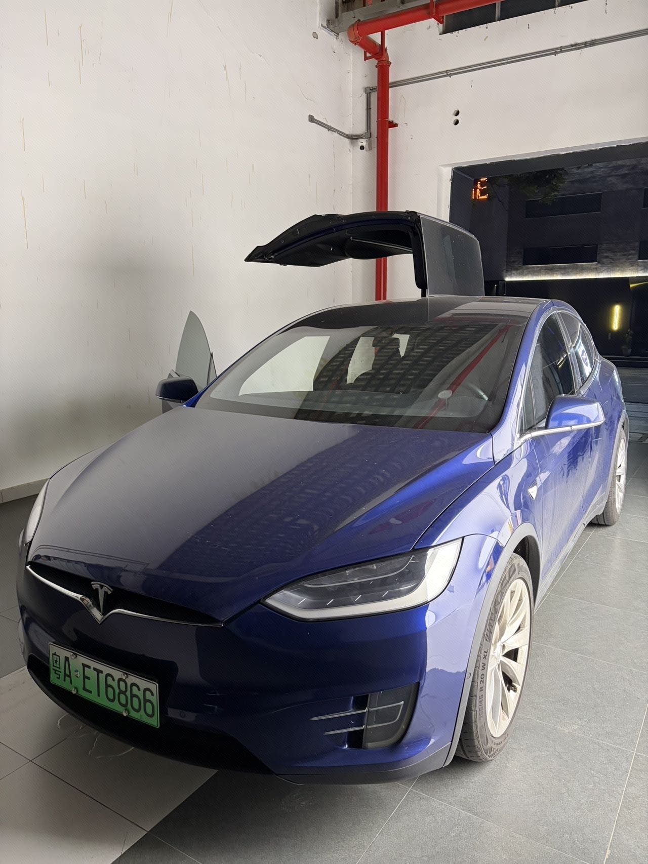 Tesla Model X 2018 car image 