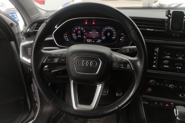Audi Q3 2020 car image #11