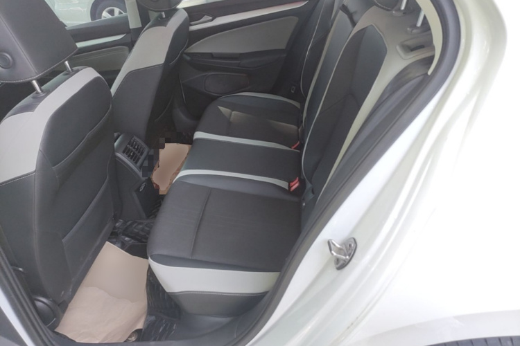 Volkswagen Golf 2023 car image #17
