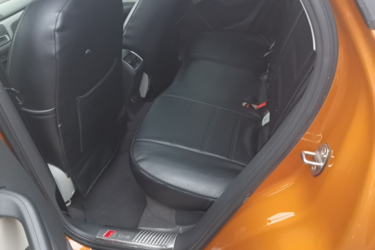 Audi Q3 2016 car image #13