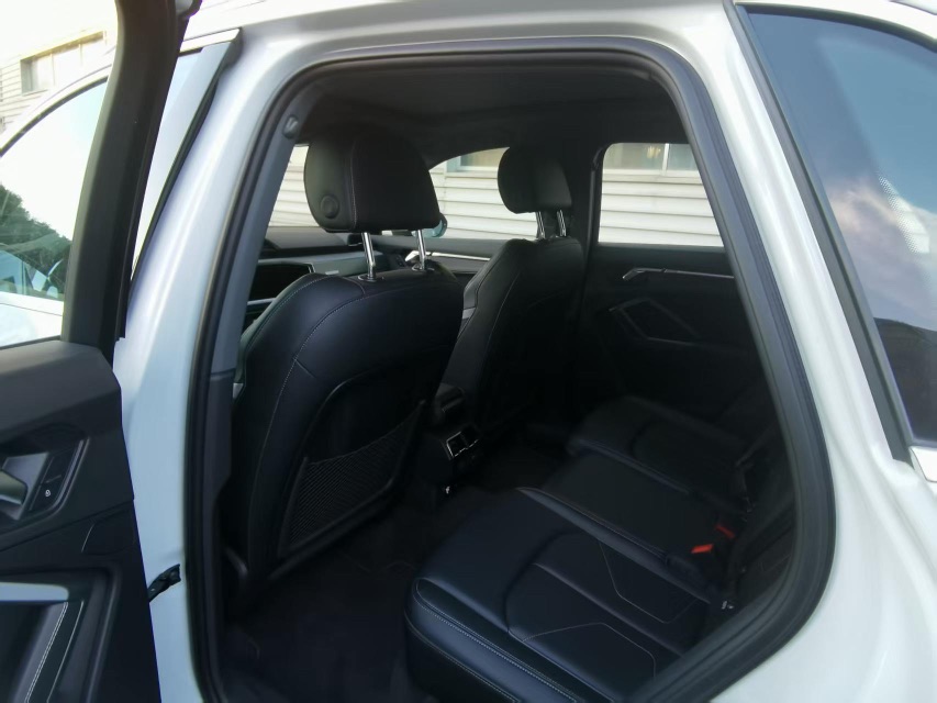 Audi Q3 2023 car image #3