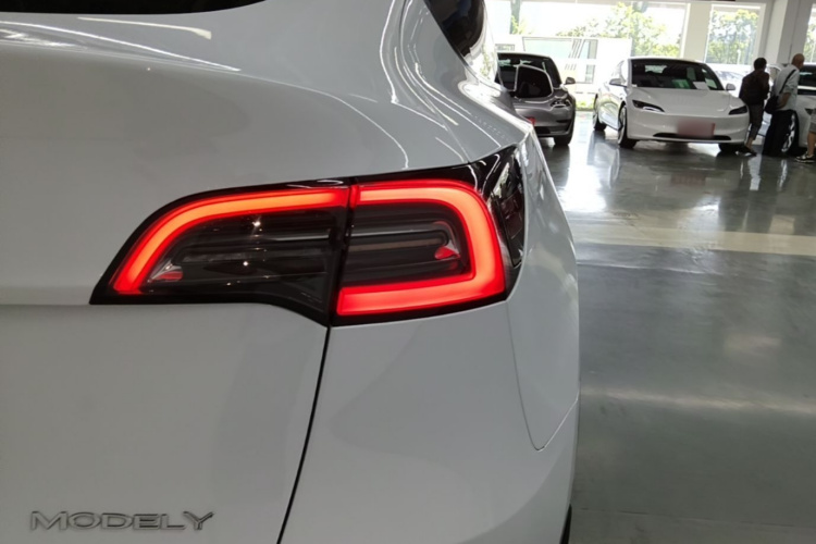 Tesla Model Y 2024 #8 Tesla Model Y 2024 car image #8