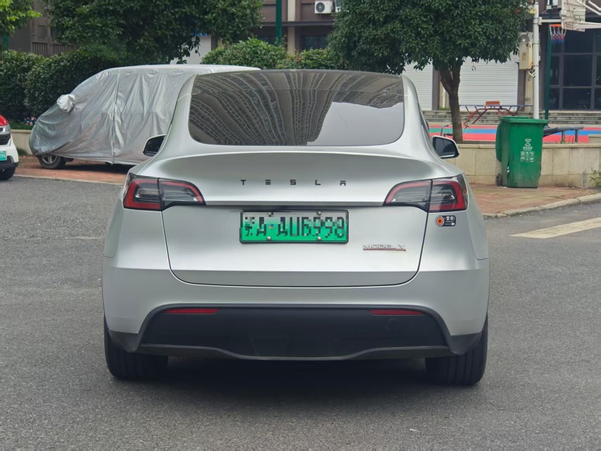Tesla Model Y 2024 immagine di auto #8