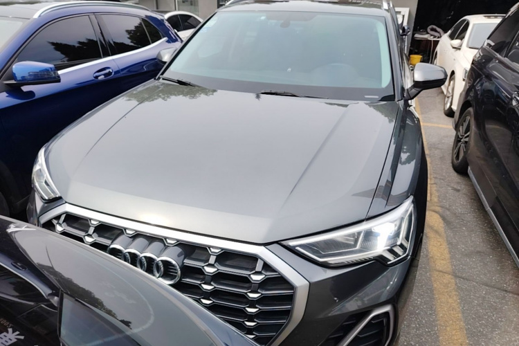 Audi Q3 2020 car image #3