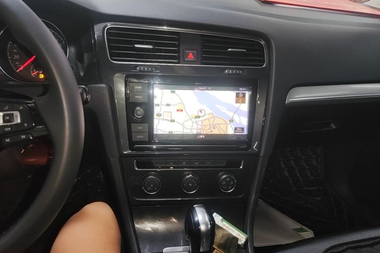 Volkswagen Golf 2019 car image #13