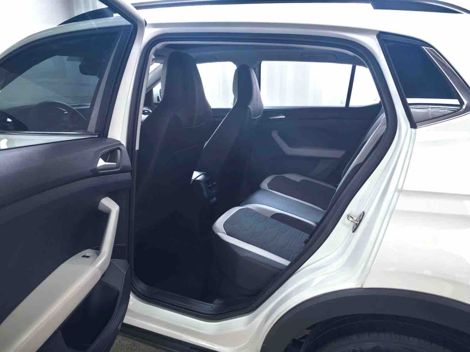 Volkswagen Tharu 2025 car image #5
