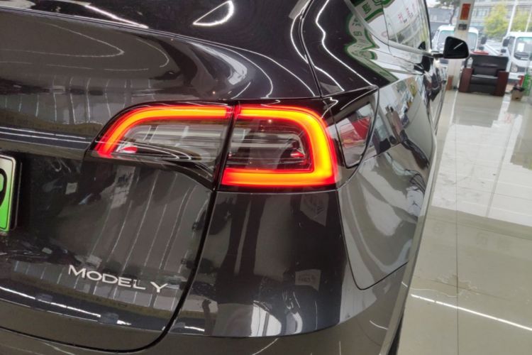 Tesla Model Y 2024 #8 Tesla Model Y 2024 car image #8