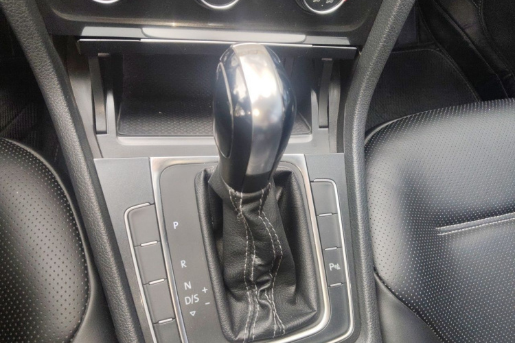 Volkswagen Golf 2017 car image #18