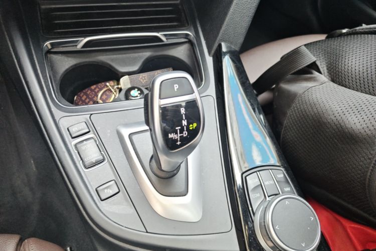 BMW 3 Series 2019 car image #14