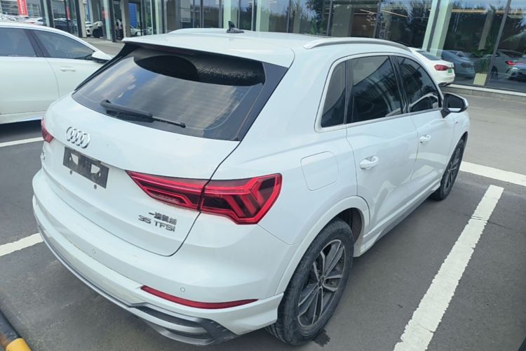 Audi Q3 2022 car image #7