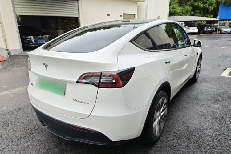 Tesla Model Y 2021 car image #7