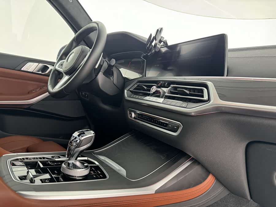 BMW X7 2020 car image #30