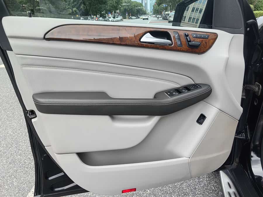 Mercedes-Benz M Class 2012 car image #30