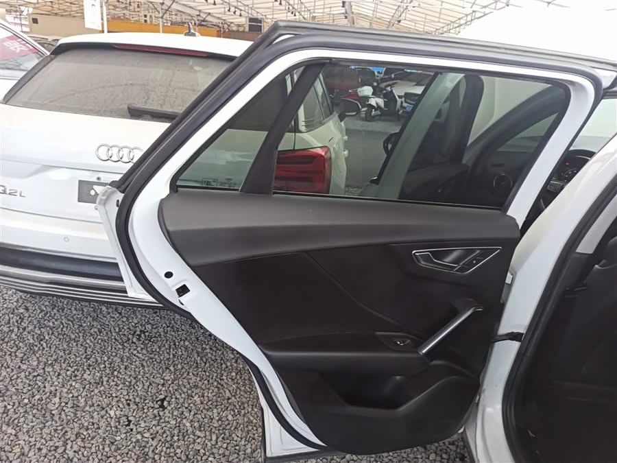 Audi Q2L e-tron 2021 صورة سيارة #30