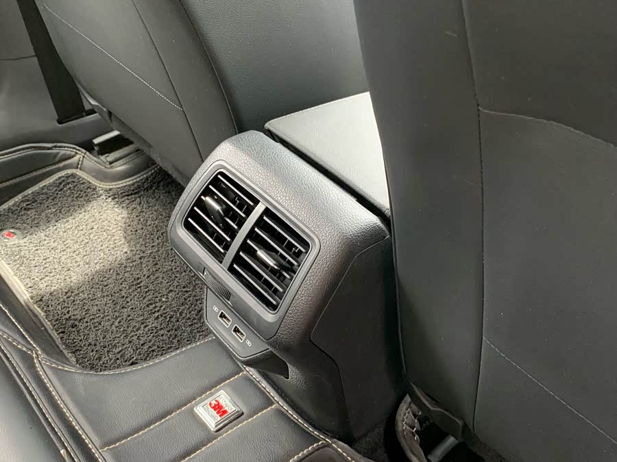 Volkswagen Golf 2019 car image #30