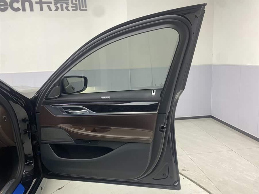 BMW 7 Series 2020 car image #30