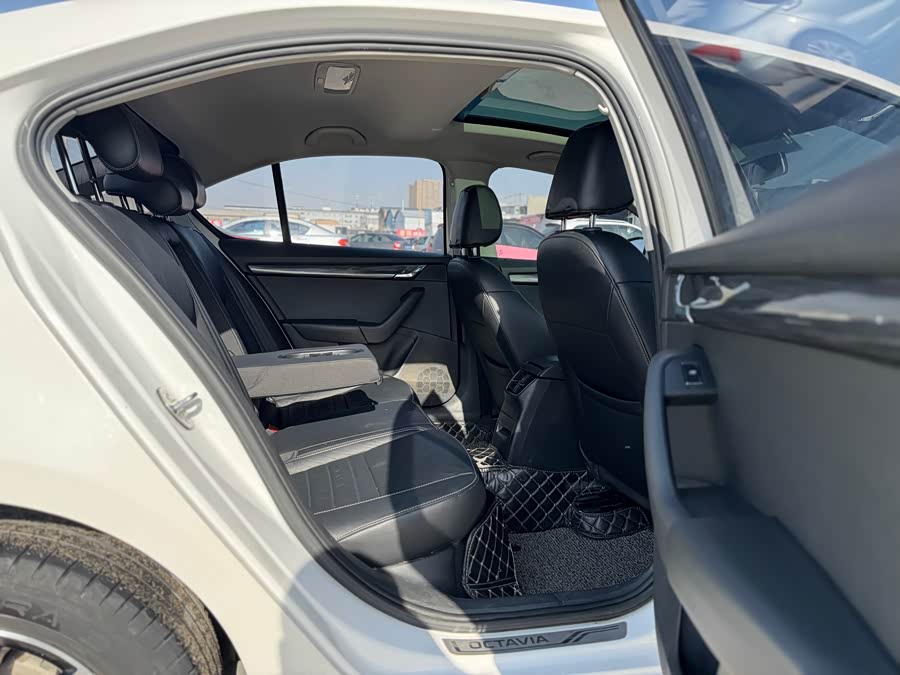 Skoda Octavia 2017 car image #30