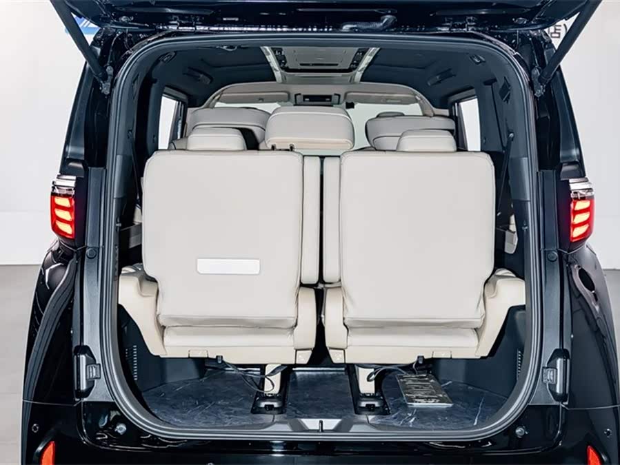 Toyota Alphard 2025 car image #30