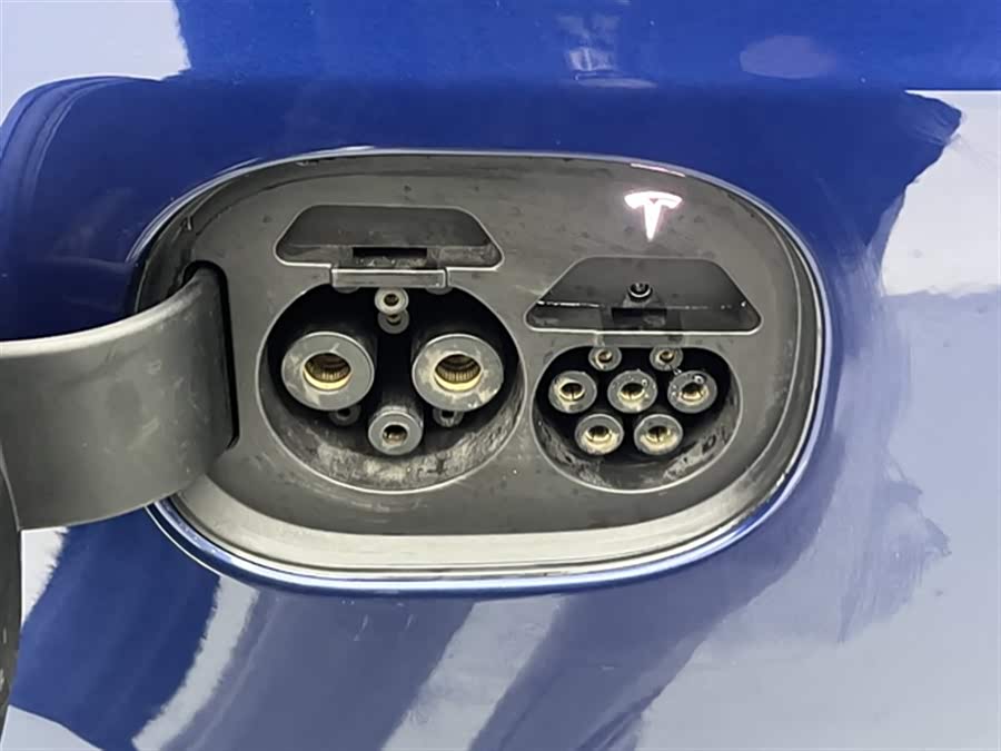 Tesla Model X 2018 car image #30
