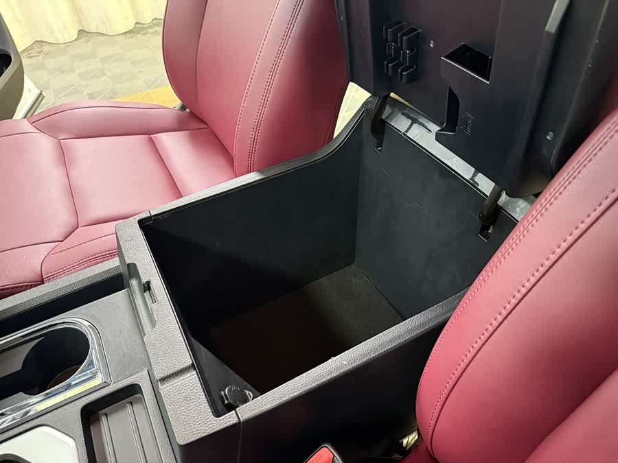 Toyota Tundra 2018 immagine di auto #30