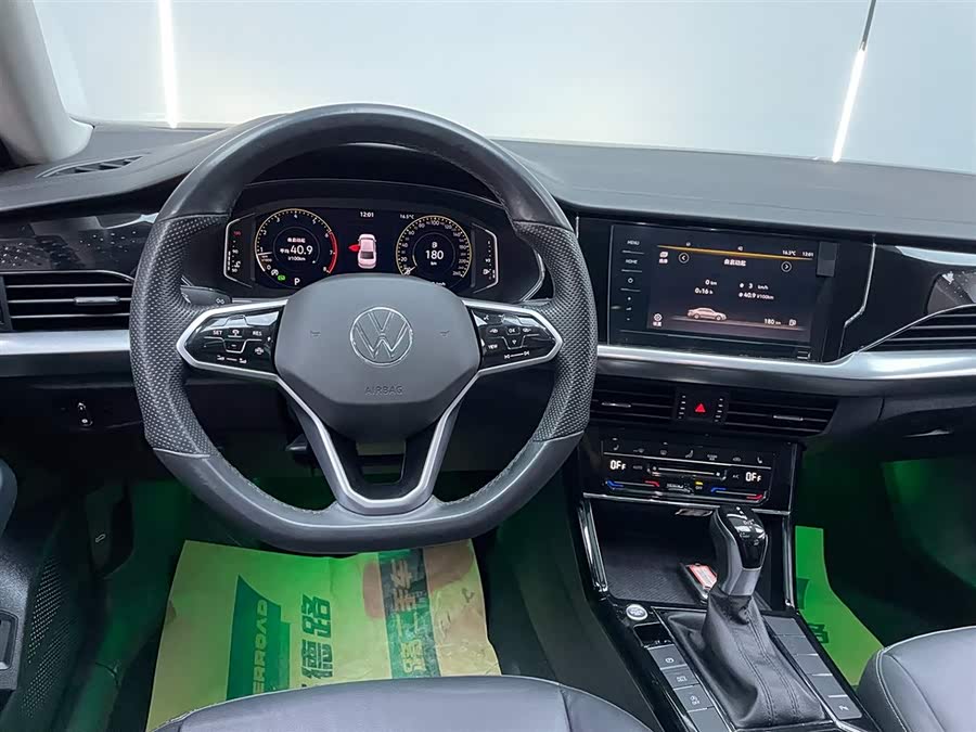 Volkswagen Passat 2023 car image #30