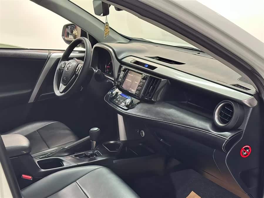 Toyota RAV4 2019 car image #30