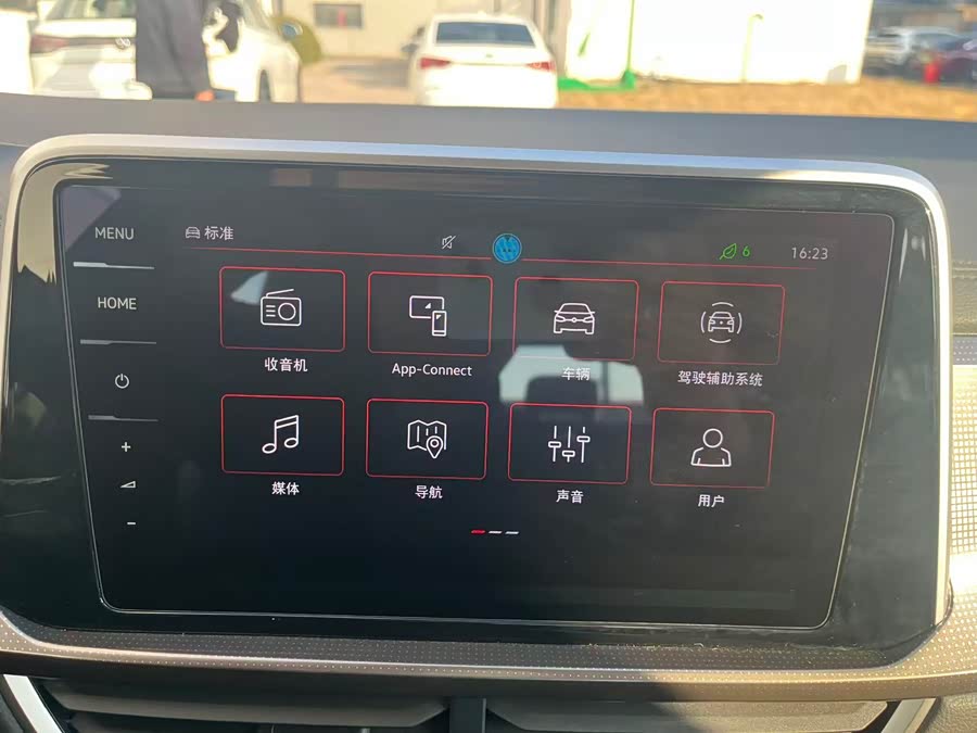 Volkswagen T-Roc 2023 car image #30