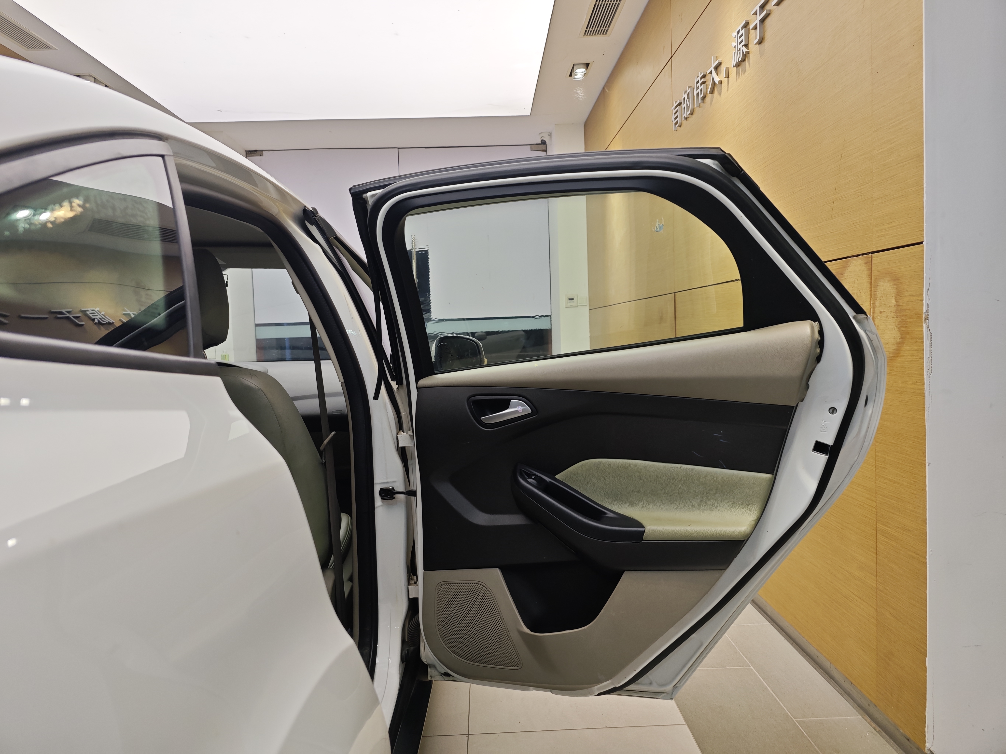 Ford Focus 2014 immagine di auto #30