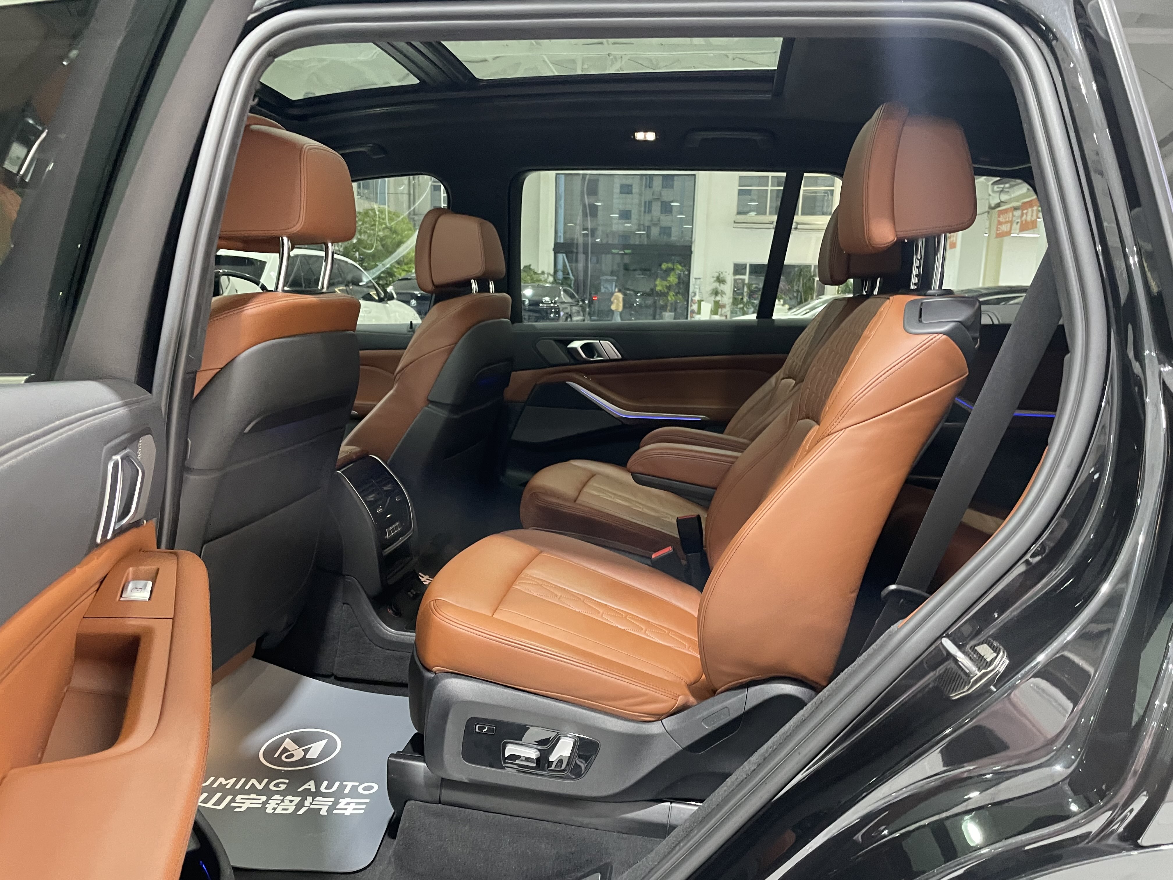 BMW X7 M60i 2021 car image #30