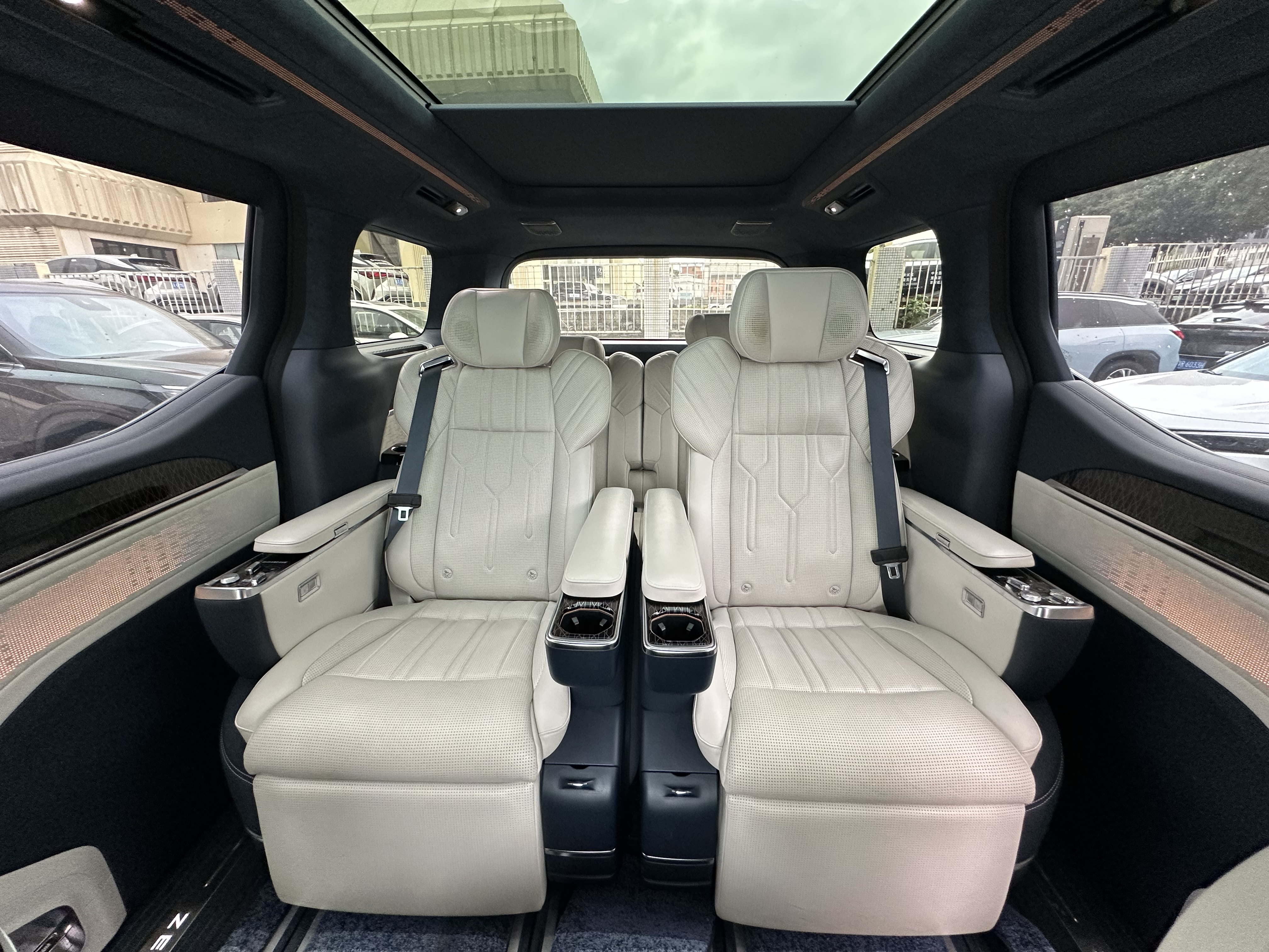 极氪 极氪009 2023 汽车图片 #30