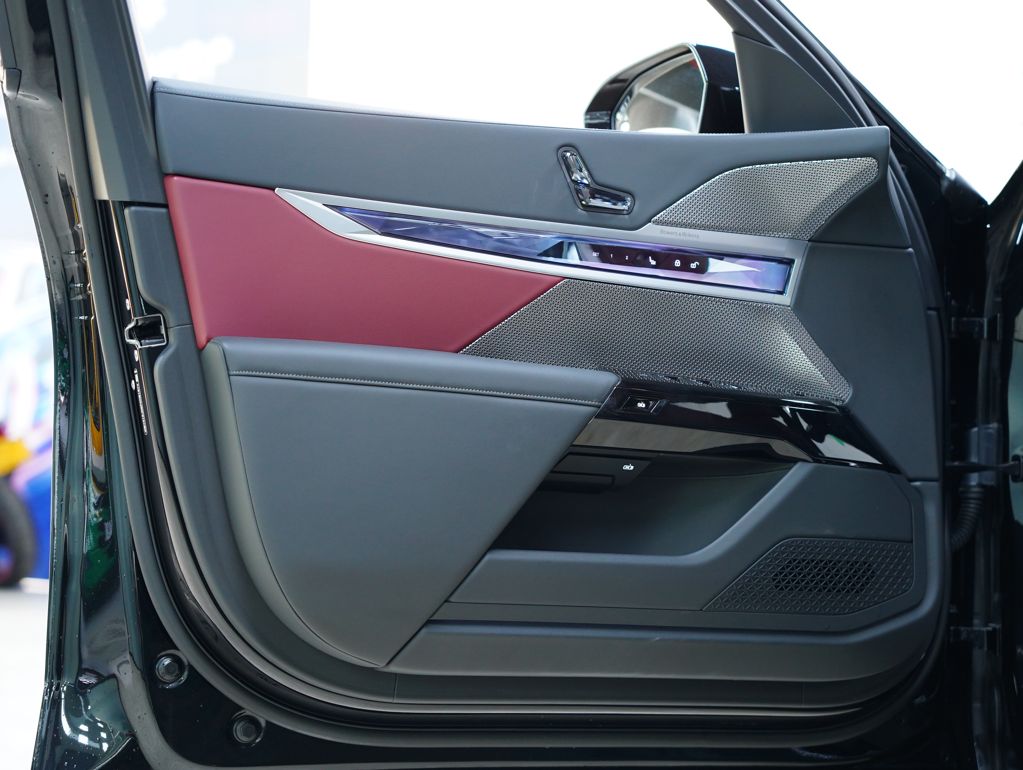 BMW i7 M70L 2023 #30 BMW i7 M70L 2023 car image #30