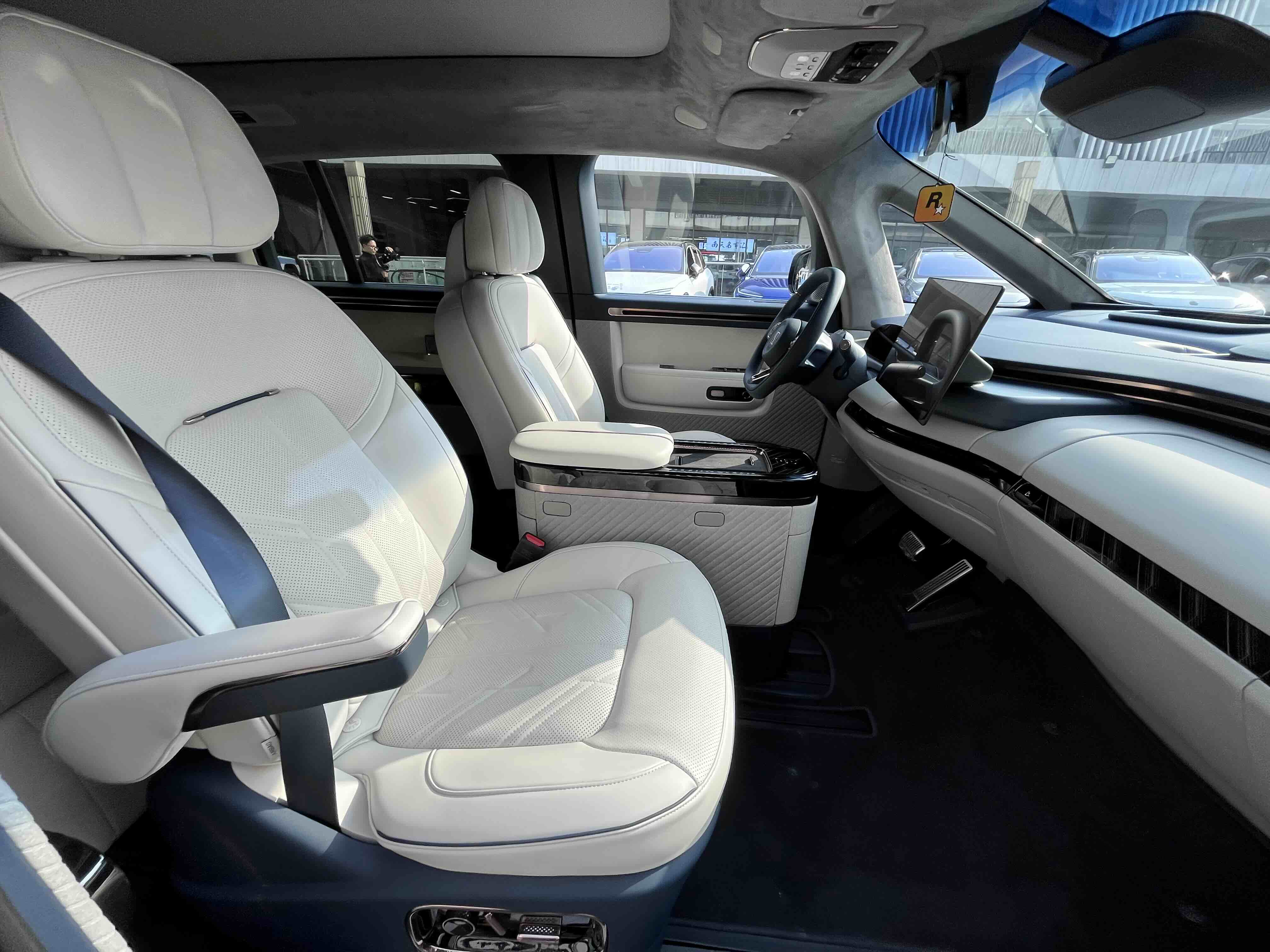 极氪 极氪MIX 2024 汽车图片 #30