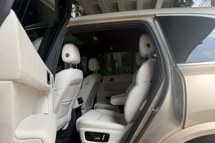 Li L8 2023 изображение автомобиля #30