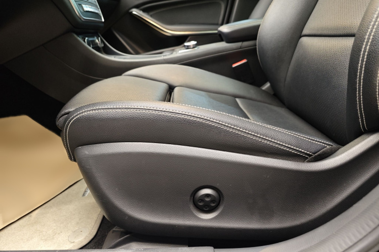 Mercedes-Benz GLA Class 2018 immagine di auto #30