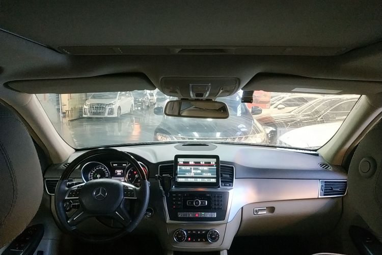 Mercedes-Benz M Class 2015 car image #30