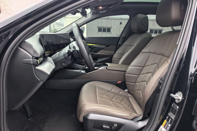 BMW i5 2024 car image #30