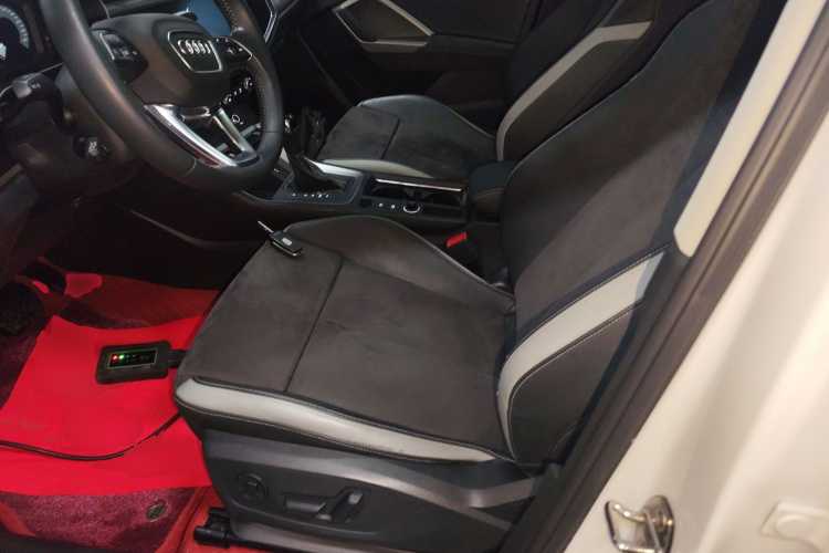 Audi Q3 2019 car image #30