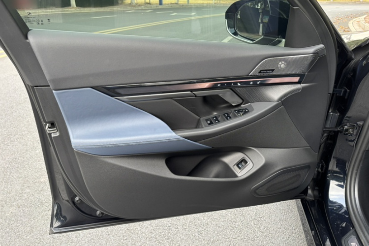 BMW i5 2024 car image #30