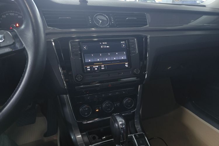 Volkswagen Passat 2018 car image #30