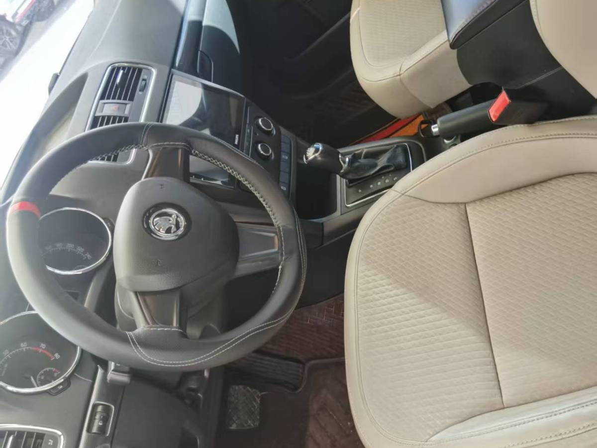 Skoda Yeti 2015 car image #30