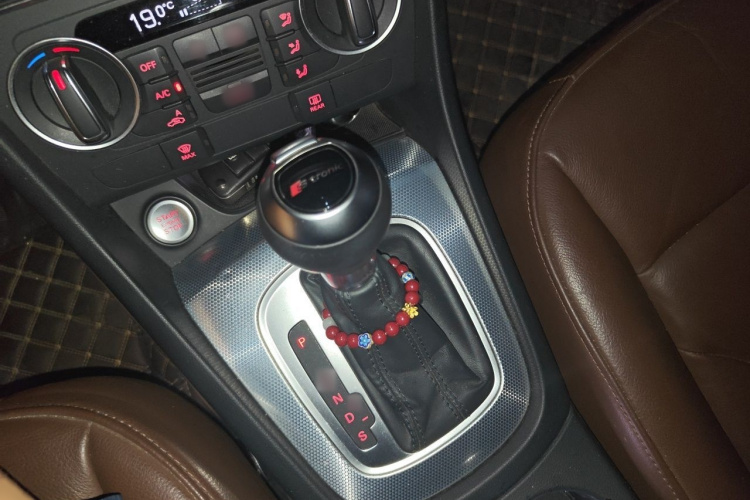 Audi Q3 2016 car image #17