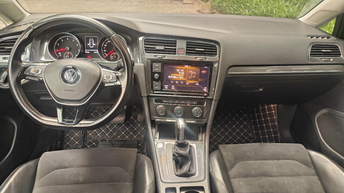 Volkswagen Golf 2019 car image #9